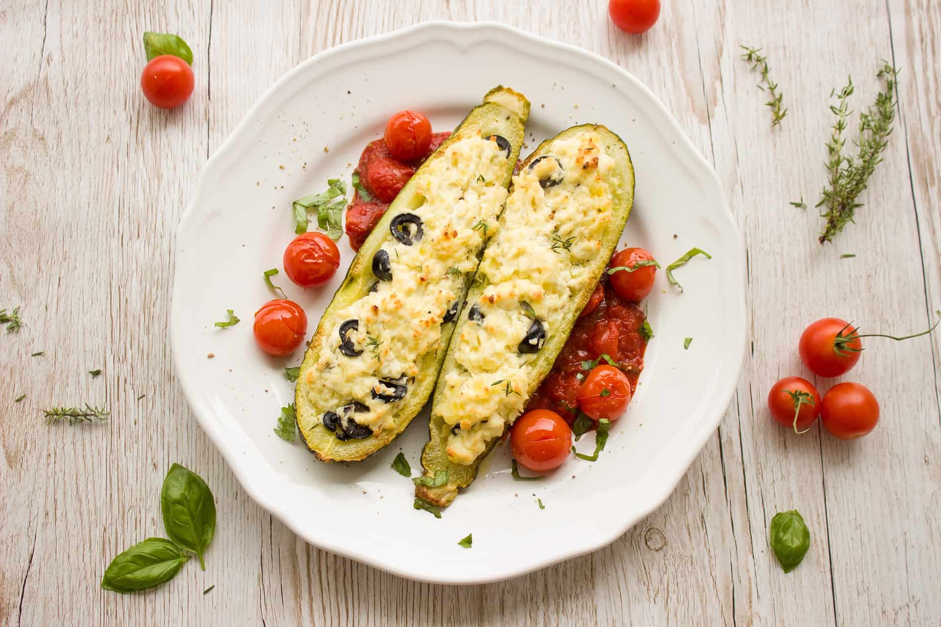 Courgette farcie au chèvre frais et olives noires