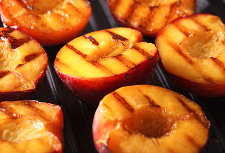 Nectarines au barbecue et glace vanille