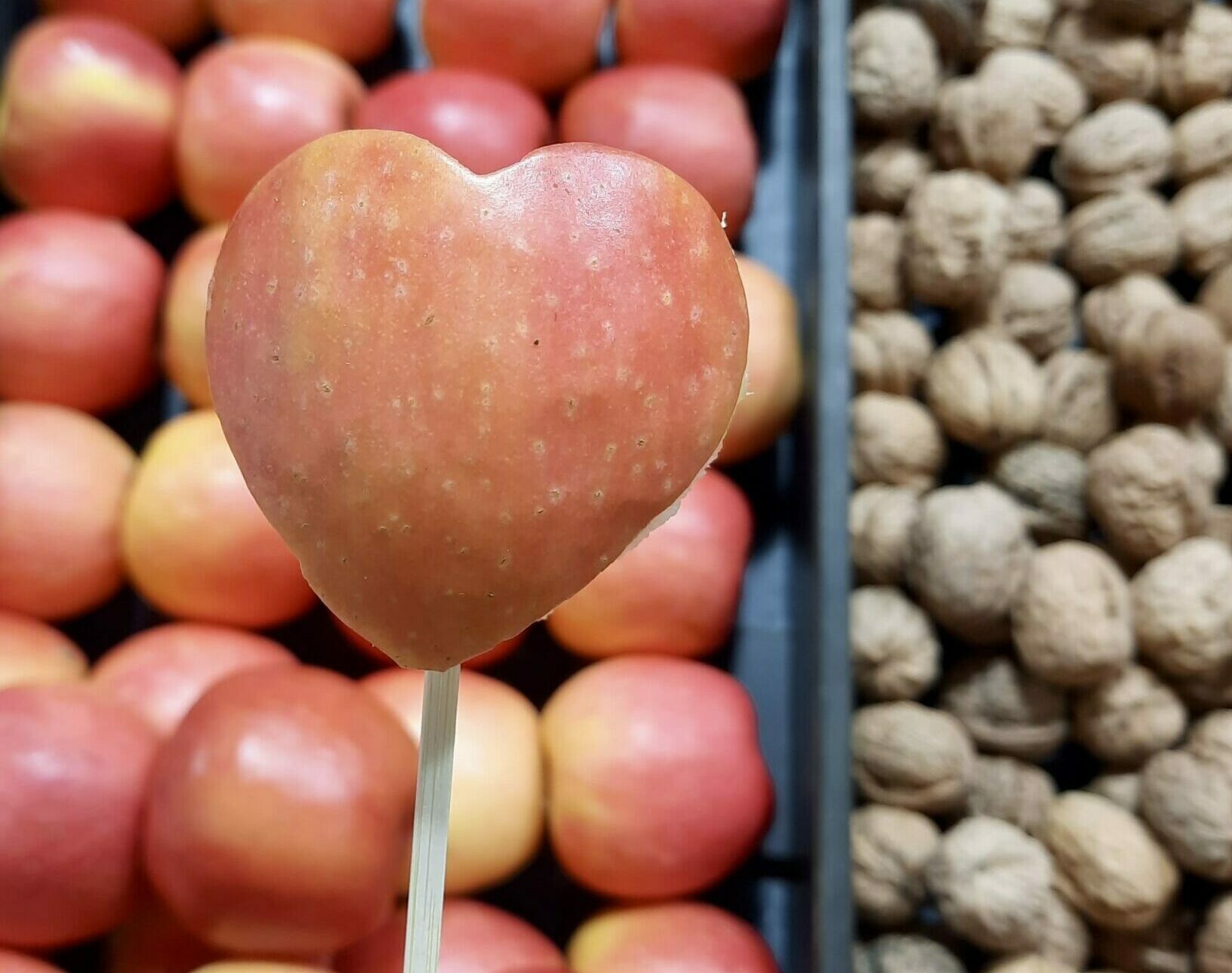 st valentin - pomme en coeur au chcoolat