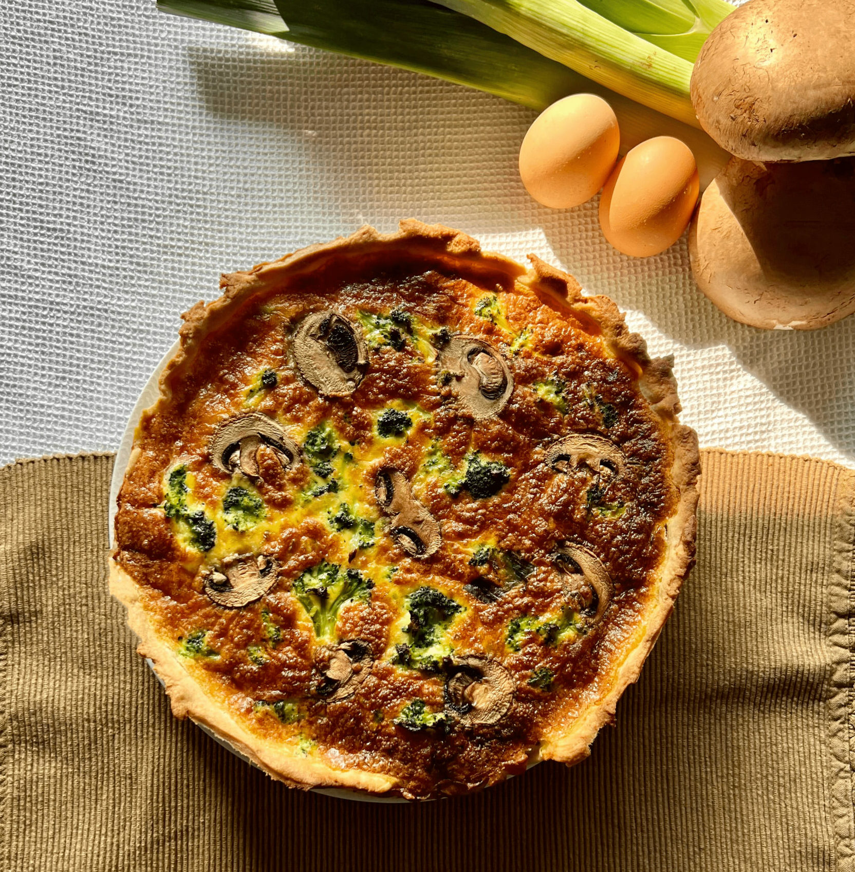 Tarte aux poireaux, brocolis et champignons