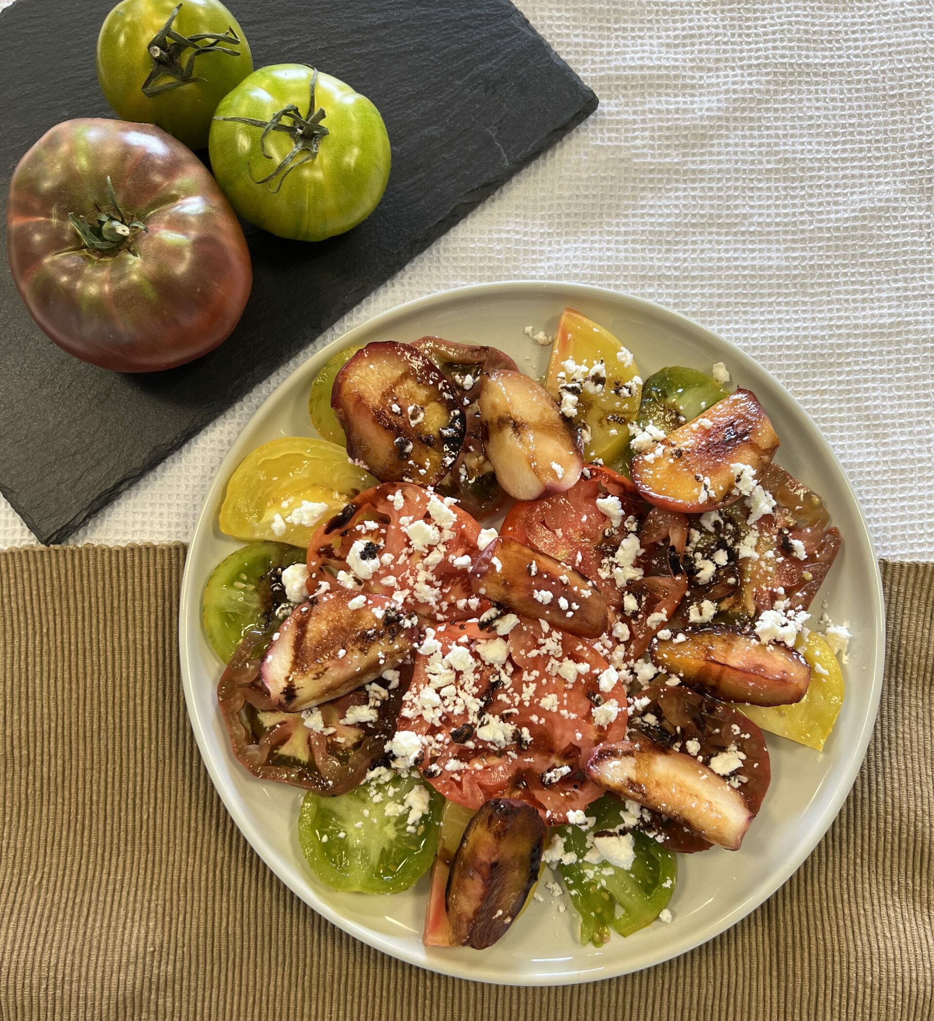 Salade de tomates et pêches poêlées